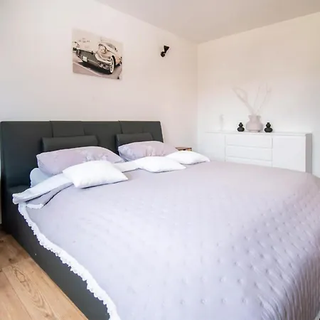 2 Bedroom Awesome In Semesterbostad Šibenik