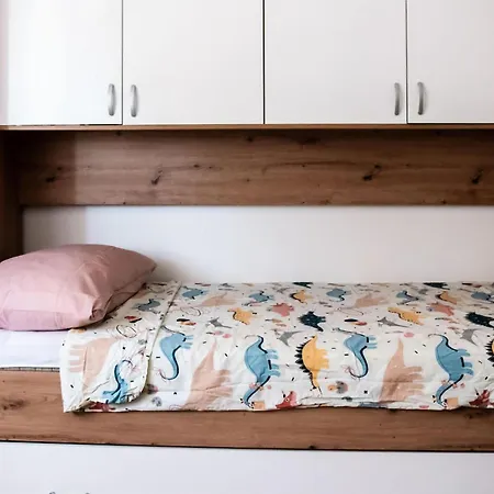 Prázdninový dům 2 Bedroom Awesome In Šibenik