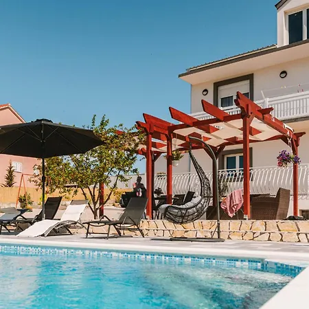 2 Bedroom Awesome In Prázdninový dům Šibenik