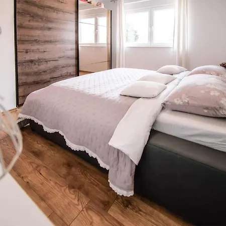 2 Bedroom Awesome In Prázdninový dům