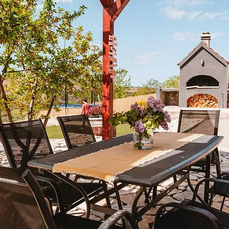 2 Bedroom Awesome In Σπίτι διακοπών Σίμπενικ