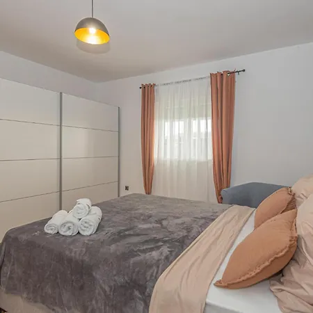 2 Bedroom Lovely In Holiday home Sibenik