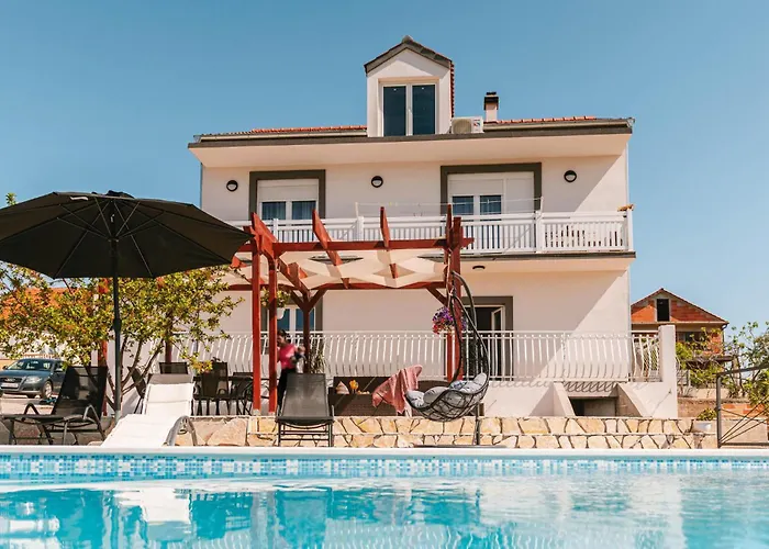 בית נופש 2 Bedroom Awesome In *