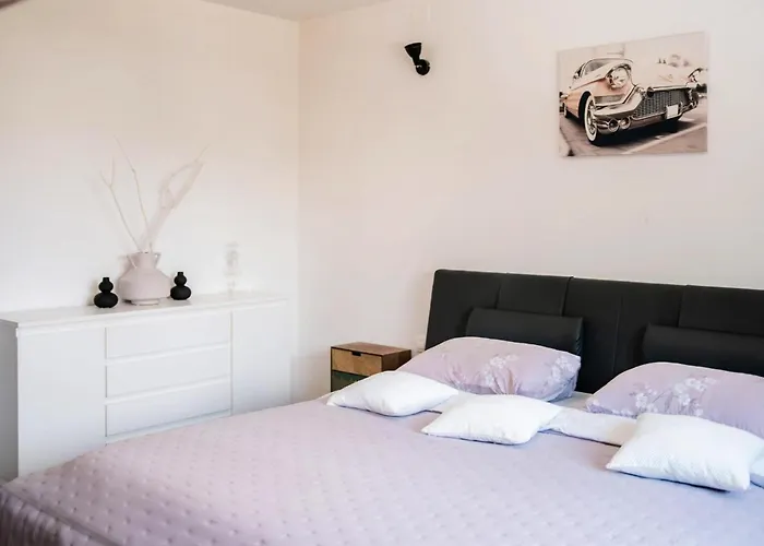 בית נופש 2 Bedroom Awesome In שיבניק