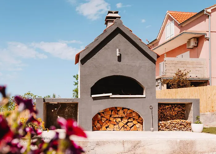 2 Bedroom Awesome In שיבניק