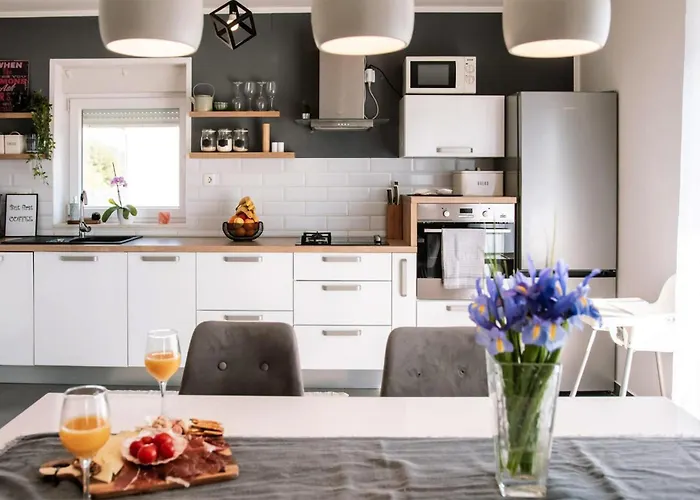 בית נופש 2 Bedroom Awesome In *