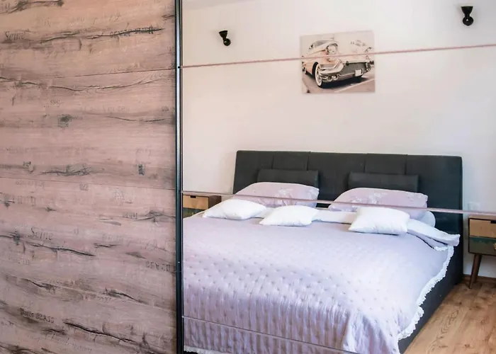 2 Bedroom Awesome In שיבניק