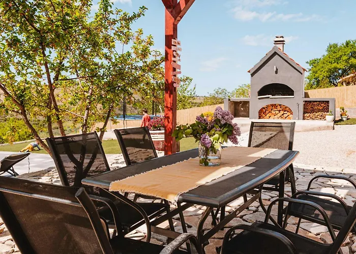 2 Bedroom Awesome In Feriehus Šibenik